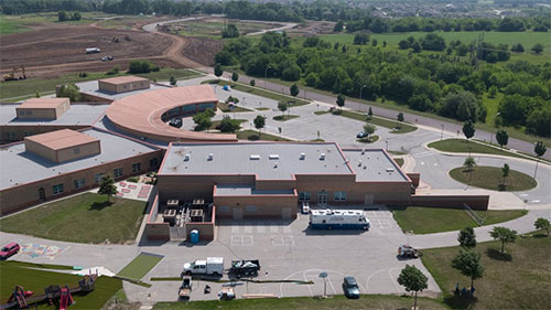 Dos heridos graves tras un tiroteo en una escuela de Overland Park